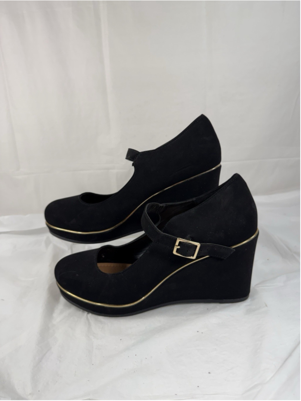 Andiamo Women's pumps wedge Shoes Suede Faux Black Gold Size 9.5M - Picture 3 of 15